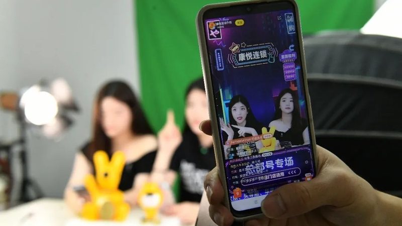 在成都，消费者可以通过以下电话预约家电维修上门服务：